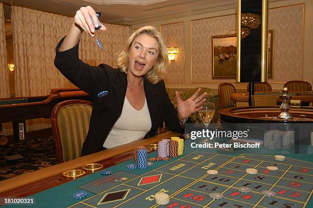 Birte Berg, neben den Dreharbeiten zum ZDF-Film "Herz ohne Krone", Casino-Besuch, Bukarest/Rumänien, 16.12.02, Casino, Roulette, Roulette-Tisch,...