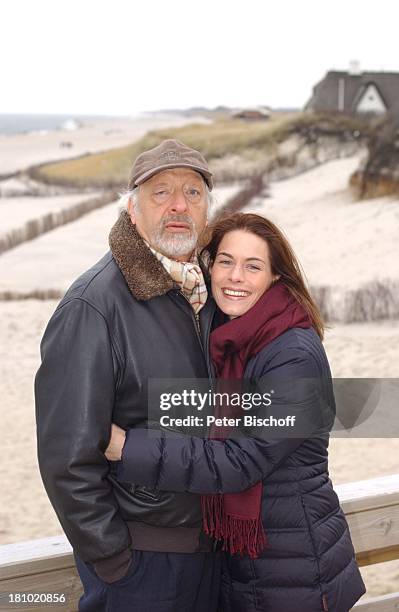 Karl Dall, Tochter Janina, Sylt, , Strand, Dünen, Nordsee, Meer, Gewässer, umarmen, Mütze, Insel, Urlaub, ;P-Nr. 009/03