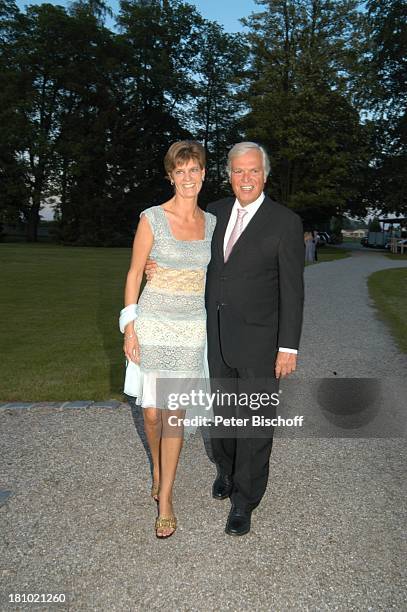 Petra Plapperer-Lüthgart, Frank Woessner, Sommerfest auf Schloss Tüssling , 24.5.2003, Park, Abendkleid;