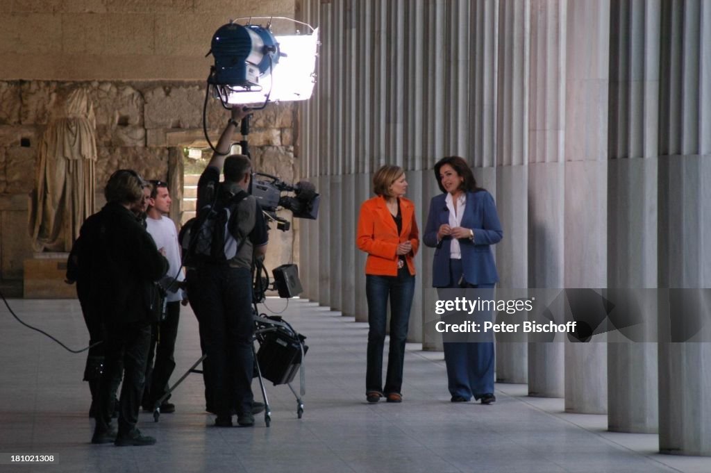 Moderatorin Heike Götz (links), Dora Bakoyannis (Bürgermeisterin
