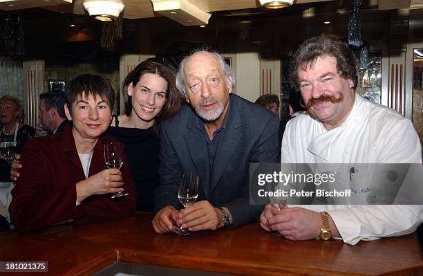 Karl Dall , Ehefrau Barbara Dall , Tochter Janina Dall , Jörg Müller , Westerland/Sylt, 02.01.03, Nordseeinsel, Restaurant, Bart, Glas,...