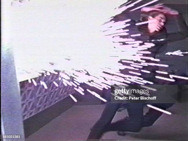 Janina Dall, Szenenfoto "Outer Limits" 02.01.03, Stunt, Stuntfrau, Explosion,;P.-Nr 009/03/