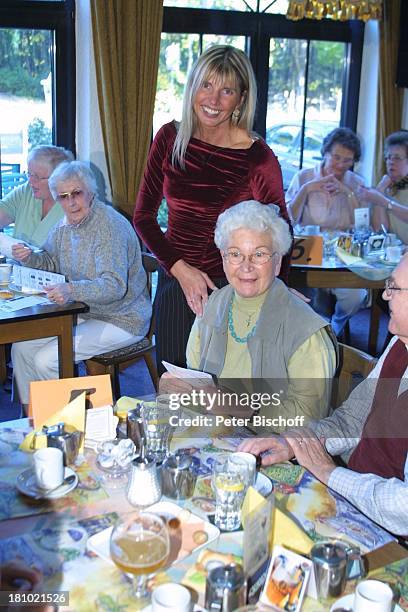 Gabriele Eckle , Hückelhoven, , "Haus Rothenburg", Oma, Senioren, Dame, Kaffee, Kaffeetafel, Verkaufsveranstaltung,