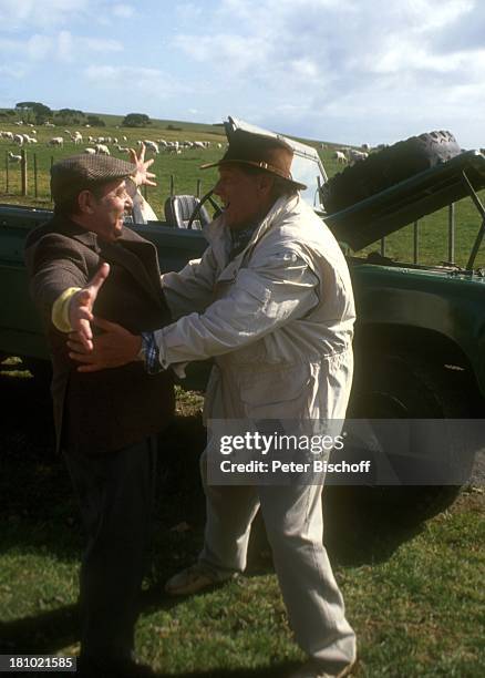 Günter Pfitzmann, Heinz Schubert, PRO-7-Serie, "Glückliche Reise", Folge 10, "Neuseeland", Farm, Weide, Range-Rover, Jeep, Auto, Motorhaube, Hut,...