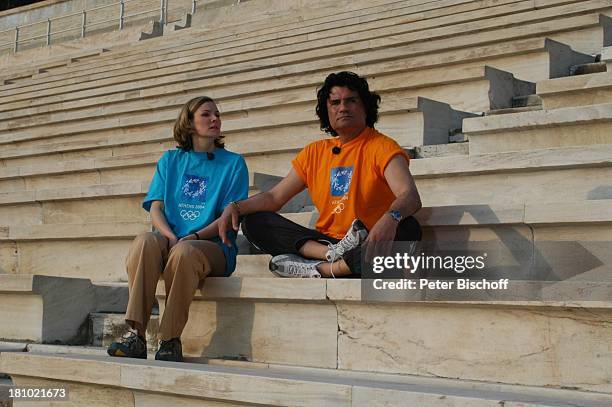 Costa Cordalis, Moderatorin Heike Götz, Olympiastadion, NDR-Special: "Sirtaki, Stars, Olympiafieber - Athen erleben mit H E I K E G ; T Z",...