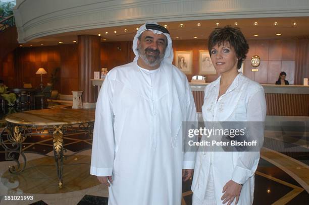 Birgit Schrowange, Scheich Faisal Al Quasimi, Hotel "JW Marriott", Hotellobby, Lobby, Dreharbeiten zur RTL-Lifestyle-Show "Life - Die Lust zu leben",...