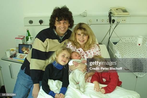 Petra Vieten, Ehemann Wolfgang Vieten, neugeborener Säugling Sohn Kevin Benjamin, ältere Tochter Annika , Tochter Sina , nach der Geburt des...