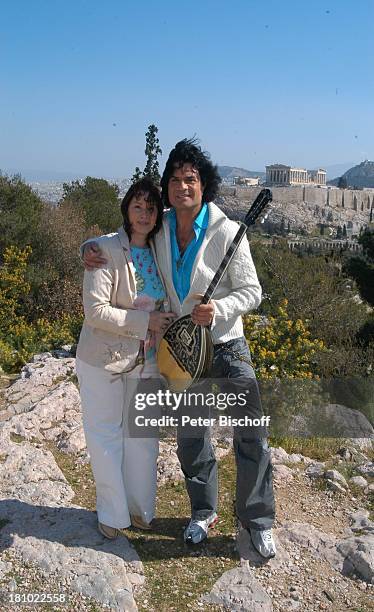 Costa Cordalis, Ehefrau Ingrid, im Hintergrund "Akropolis", NDR-Special: "Sirtaki, Stars, Olympiafieber - Athen erleben mit H E I K E G ; T Z",...