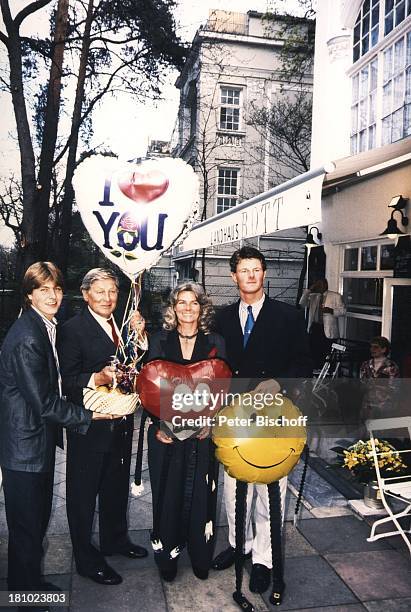 Günter Pfitzmann, Ehefrau Lilo, Sohn Andreas und Bruder Robert , Feier zum 65. Geburtstag in Berlin, Deutschland, Europa, , Familie, Söhnen, Frau,...