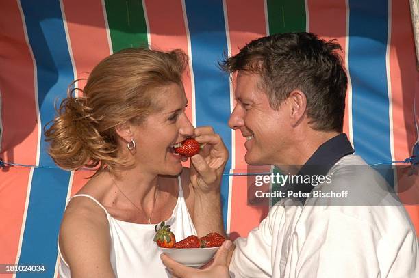 Christine Mayn und Ehemann Nick Wilder, Homestory, Strandkorb im Garten vor dem Haus, Erdbeeren essen, Urlaub, Bozen, Südtirol, Italien, verliebt,...