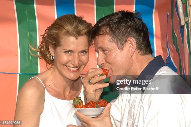 Christine Mayn und Ehemann Nick Wilder, Homestory, Strandkorb im Garten vor dem Haus, Erdbeeren essen, Urlaub, Bozen, Südtirol, Italien, verliebt,...