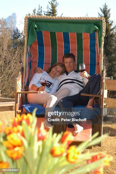 Christine Mayn und Ehemann Nick Wilder, Homestory, Strandkorb im Garten vor dem Haus, Weintrinken, Wein, Weinglas, Weingläser, Urlaub, Bozen,...