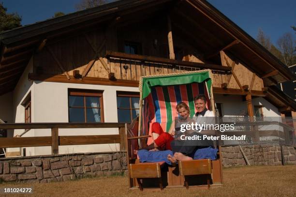 Christine Mayn und Ehemann Nick Wilder, Homestory, Strandkorb im Garten vor dem Haus, Weintrinken, Wein, Weinglas, Weingläser, Urlaub, Bozen,...