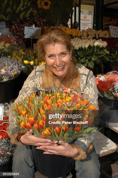 Christine Mayn, Tulpenstrauß, Tulpenstrauss, Tulpen, Blumenmarkt, Markt, Blume, Blumen, Urlaub, Bozen, Südtirol, Italien, Promis, Prominenter,...