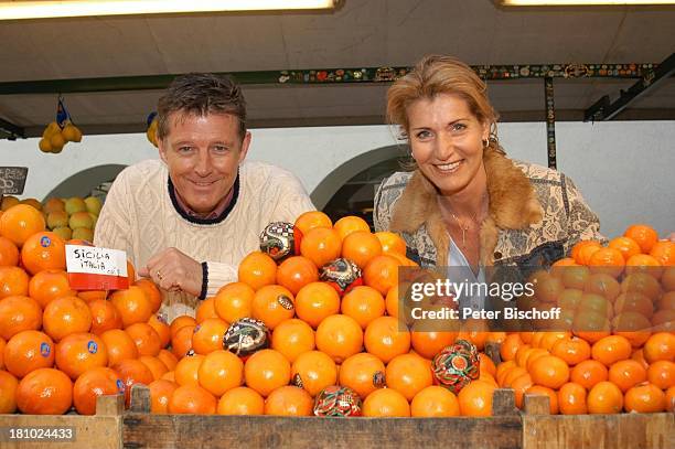 Christine Mayn und Ehemann Nick Wilder, Orangen, Obst, Obststand, Markt, Blume, Blumen, Urlaub, Bozen, Südtirol, Italien, Ehefrau, Frau, Mann,...