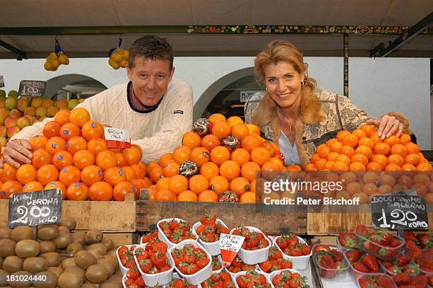 Christine Mayn und Ehemann Nick Wilder, Orangen, Erdbeeren, Kiwis, Obst, Obststand, Markt, Blume, Blumen, Urlaub, Bozen, Südtirol, Italien, Ehefrau,...