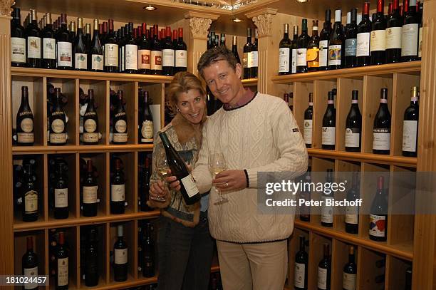 Christine Mayn und Ehemann Nick Wilder, Weinladen, Weinkeller, Wein, Weine, Weingläser, Weinglas, Weinflaschen, Weisswein, Bozen, Südtirol, Italien,...