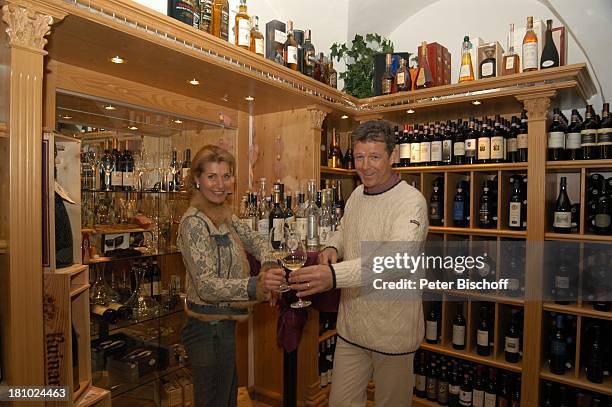 Christine Mayn und Ehemann Nick Wilder, Weinladen, Weinkeller, Wein, Weine, Weingläser, Weinglas, Weinflaschen, Weisswein, Bozen, Südtirol, Italien,...