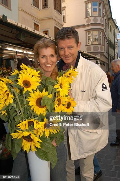 Christine Mayn und Ehemann Nick Wilder, Blumenmarkt, Markt, Sonnenblumen, Sonnenblume, Blume, Blumen, Urlaub, Bozen, Südtirol, Italien, verliebt,...