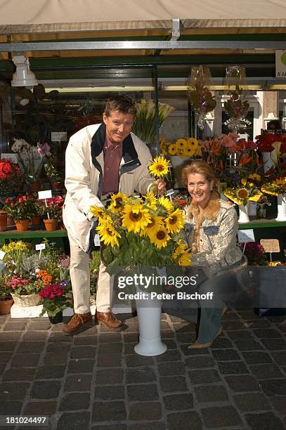 Christine Mayn und Ehemann Nick Wilder, Blumenmarkt, Markt, Sonnenblumen, Sonnenblume, Blume, Blumen, Urlaub, Bozen, Südtirol, Italien, verliebt,...