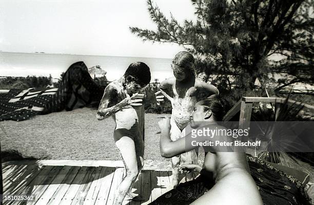Margie Jürgens , deren Tochter Miriam Schmitz , ihr Spielkamerad, Junge, Bahamas/Karibik, 15.4.1977, Urlaub, Tochter, Familie, mit Lehm/Sand...