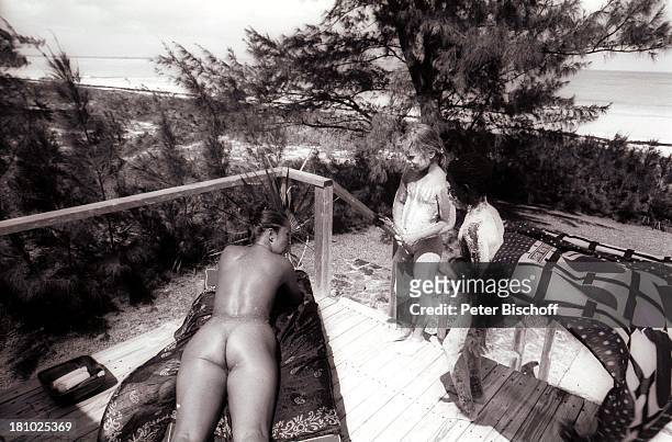 Margie Jürgens , deren Tochter Miriam Schmitz , ihr Spielkamerad, Junge, Bahamas/Karibik, 15.4.1977, Urlaub, Tochter, Familie, mit Lehm/Sand...