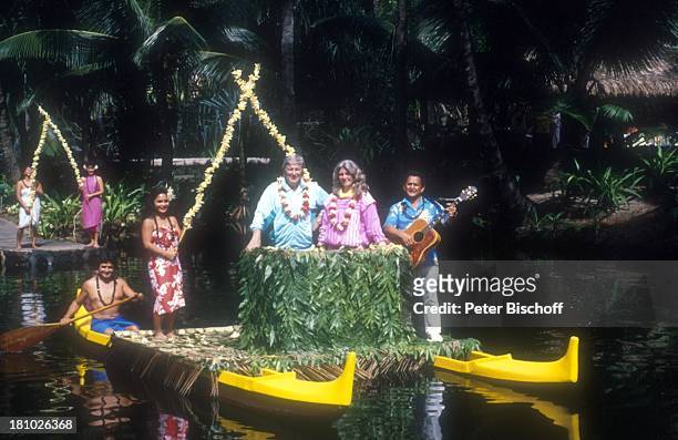 Günter Pfitzmann, Ehefrau Lilo Pfitzmann, Einheimische, Honolulu/Kauai/Hawaii, , USA, Amerika, Urlaub, Blumenkranz, Floss, Fluss, Kanu, Gitarre,...