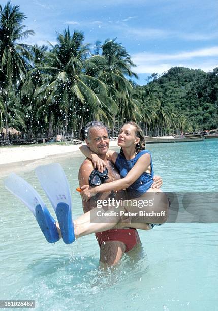 Peter Bongartz, Constanze Engelbrecht, , neben den Dreharbeiten zur ZDF-Serie "Insel der Träume", Folge 8, "Eifersucht", Thailand/Süd-Ost-Asien, ,...