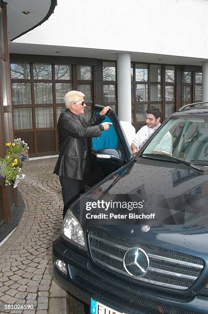 Heino , Hotel-Angestellter, , Autoaufbruch nach ZDF-Show "Willkommen bei C a r m e n N e b e l", Offenburg, , Hotel "Mercure", Parkplatz, Scheibe...