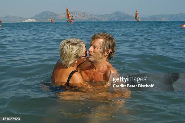 Horst Janson, Ehefrau Hella Janson, Sarigerme/Türkei/Europa, , Club Aldiana, Türkische Ägäis, Urlaub, Meer, baden, schwimmen, Sonnenbrille,...