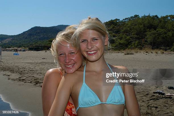 Sarah-Jane Janson, Laura-Maria Janson , Sarigerme/Türkei/Europa, , Club Aldiana, umarmen, Türkische Ägäis, Urlaub, Meer, Strand, Badebekleidung,