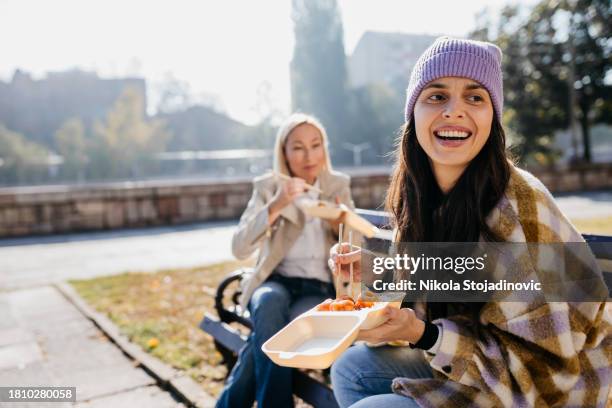 chinesisch zum mittagessen - snacking on the go stock-fotos und bilder