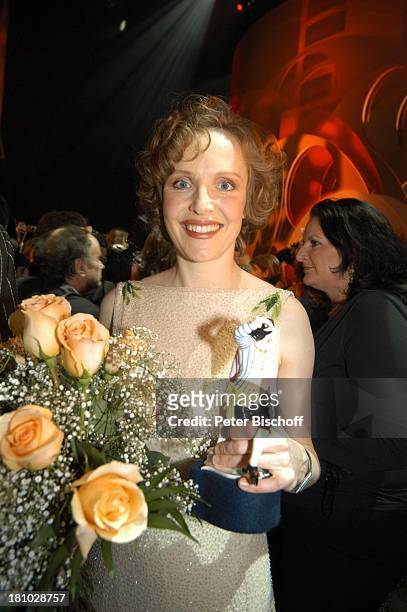 Juliane Köhler , Verleihung "Bayerischer Filmpreis", München, , "Cuvillis Theater", Bühne, Preis, Statue, Blumenstrauß,