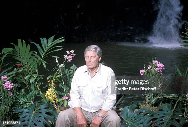 Günter Pfitzmann, Dreharbeiten zur ZDF-Serie "Insel der Träume", Folge 9, "Die falsche Frau", Hawaii/USA/Amerika, , "magischer Wasserfall", Urwald,...