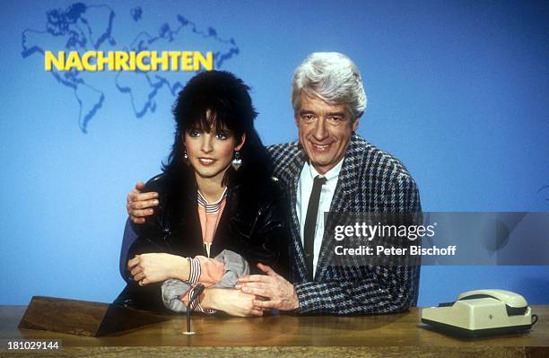 Rudi Carrell, Nena, ARD-Show: "Tagesshow", , Bremen, Showmaster, Sängerin, Auftritt, Studio, Bühne, Telefon, Schreibtisch, Promis, Prominente,...