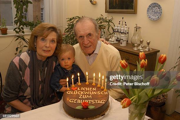 Alexander Kerst, Ehefrau Ingrid Kerst, Enkel Konstantin, Homestory, Geburtstag von Alexander Kerst, München, , Schauspieler, Tulpe, Blume,...