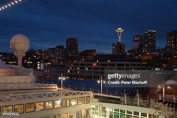 Seattle, Skyline bei Nacht, Nachtaufnahme, Waterfront, Hochhäuser, Turm "Space Needle", Wahrzeichen, Blick vom Kreuzfahrtschiff "MS Europa", Schiff,...