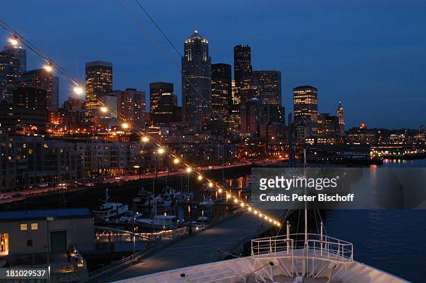 Seattle, Skyline bei Nacht, Nachtaufnahme, Waterfront, Hafen, Hochhäuser, Blick vom Kreuzfahrtschiff "MS Europa", Schiff, Kreuzfahrt, Bundesstaat...