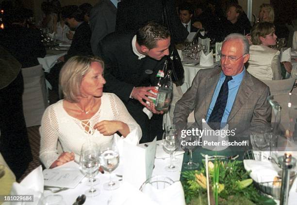 Franz Beckenbauer , Lebensgefährtin Heidi Burmester , Service-Kraft, "Eagles" Golf-Turnier, Golf-Gala, Estepona bei Marbella/Costa del Sol/Spanien, ,...