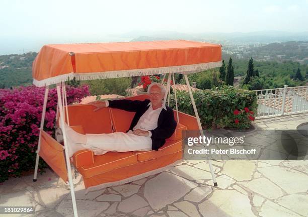 Horst Keitel, Homestory, Villa, Lloret de Mar/Costa Brava/Spanien, , Schauspieler, Garten, Hollywood-Schaukel, Promis, Prominenter, Prominente,