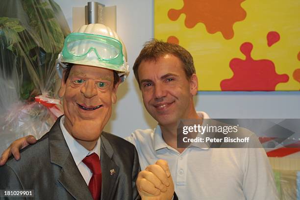 Dr. Stefan Lichter , Gerhard-Schröder-Puppe, Köln, , "GUM-Studios" , Set, Kulisse, Studio, Gummipuppe, Bauhelm, Schutzbrille, Schutzhelm,