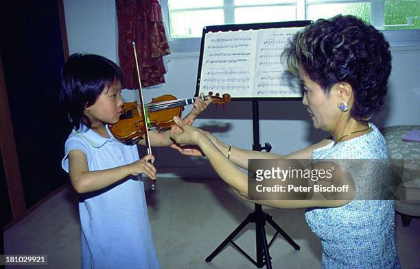 Takako Nishizaki , Ehefrau von "Mozart-Aldi" Klaus Heymann,Geigen-Schülerin, Hongkong/China, , Geige, Musikinstrument, Noten, Notenständer,;Skyline,