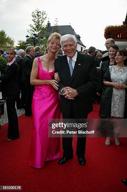 Ann Kathrin Linsenhoff , Joachim Fuchsberger , Gäste , Benefiz-Gala "1. Schafhof-Festival für UNICEF" 2003, Kronberg/im Taunus, "Schafhof", roter...