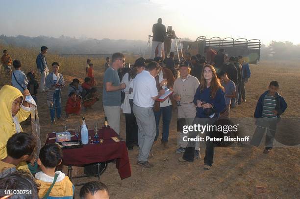 Claus Theo Gärtner , Sarah Wuergler , Ballon-Passagiere, Mitarbeiter , Urlaub, Ballonflug, Bagan/Myanmar , , Ballon, Lkw, Lastkraftwagen, Glas, Sekt,...