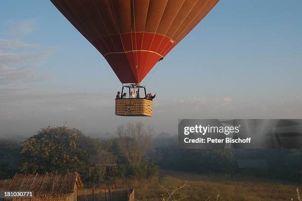 Claus Theo Gärtner , Sarah Wuergler , Urlaub, Ballonflug, Bagan/Myanmar , , Ballon, Passagiere, Morgendämmerung, Freundin, Lebensgefährtin,...