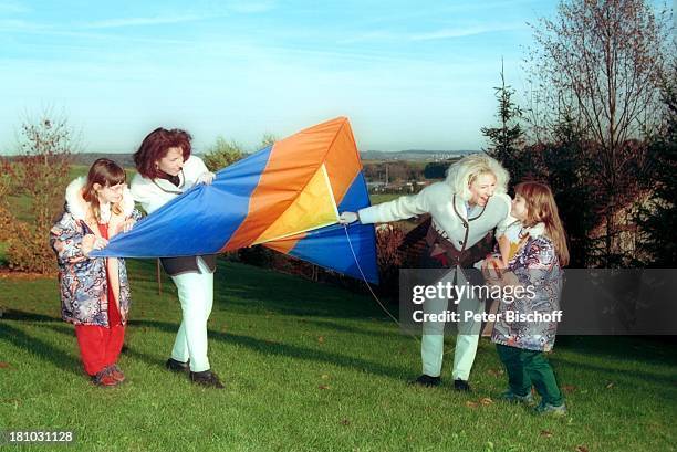 Anita Hofmann , Schwester Alexandra Hofmann , , Cousinen Melanie und Diana , Messkirch, , Flugdrache, Familie, Drachensteigen, Drachen, Volksmusik,...