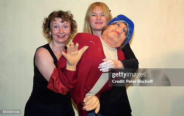 Corinna Nilson, Constanze Schmidt , Angela-Merkel-Puppe, Köln, , "GUM-Studios" , Gummipuppe, Bauhelm, Schutzhelm, Puppenspieler, Puppenspielerin,