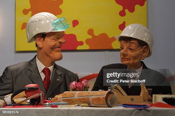 Gerhard-Schröder-Puppe, Joschka-Fischer-Puppe, Köln, , "GUM-Studios" , Set, Kulisse, Studio, Schutzbrille, Hobel, Gummipuppe, Bauhelm, Schutzhelm,