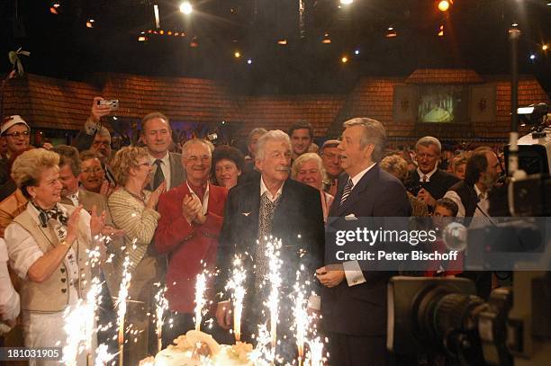 James Last , Karl Moik , Gratulanten, ARD-Volksmusik-Show: "Musikantenstadl", Wien/; sterreich, , Moderator, Torte, Wunderkerze, Geburtstagstorte,...