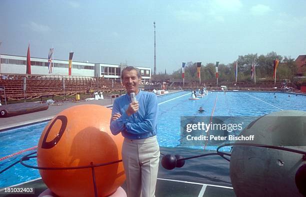 Camillo Felgen , Publikum, ARD-TV-Show: "Spiel ohne Grenzen", , Blackpool/England, Kulisse, Fans, Ball, Pool, Schwimmbecken, Mikrofon,...